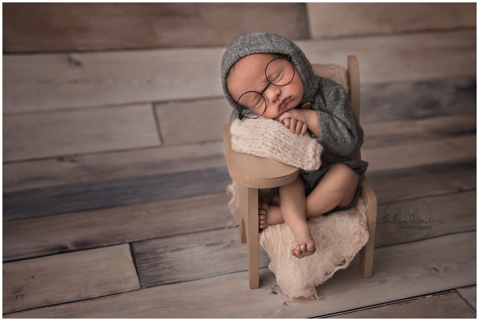 newborn-photography-ezra-helga-himer-photographer-sudbury-baby-sitting-at-the desk